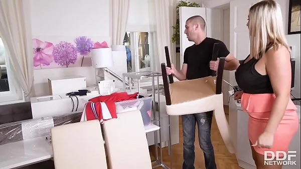 Me follé a joven nerd de polla grande en secreto mientras su madrastra sale de compras